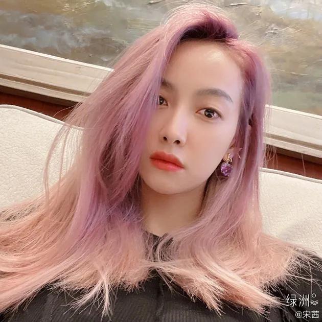 奶奶灰头发图片女，奶奶灰挂耳染发短发lisa同款
