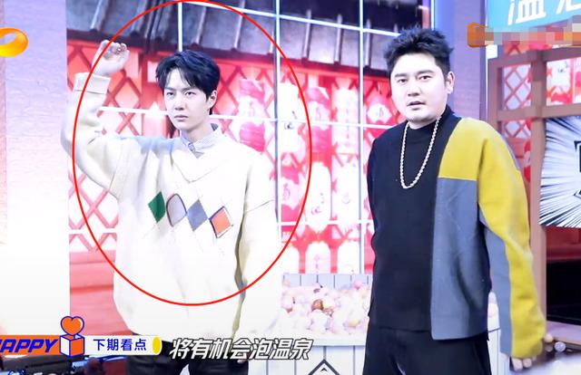 天天向上李沁赵露思穿浴袍，气质差距全在天鹅颈上