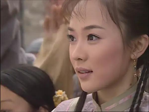 38岁杨蓉终于高调一回，穿红T配红纱裙娇艳妩媚