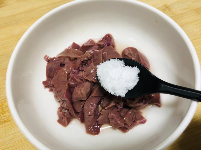 猪腰子怎么切腰花，怎么切猪腰花和做腰花汤（味道不输餐馆大厨）