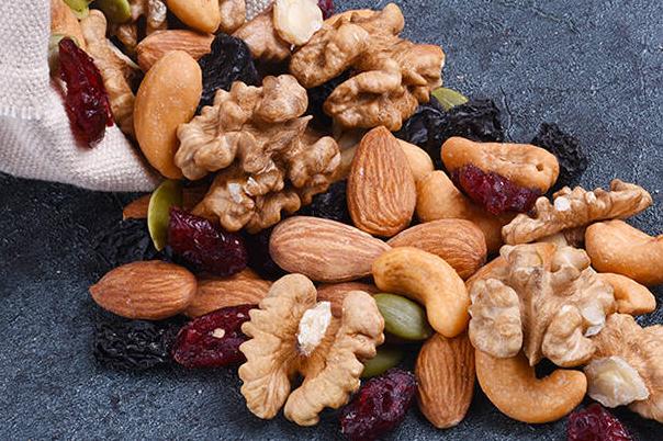 狗狗能吃葡萄干吗，狗狗不能吃的27种食物（狗狗天天吃这六种食物）