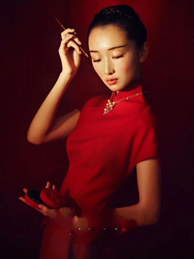 周冬雨减龄前后对比，30岁周冬雨同框35岁赵丽颖输太多