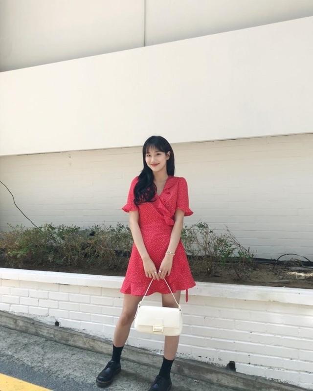 李娜恩夏日穿搭太少女！粉紅衣裙甜美減齡，不愧是韓國當紅小花旦 娛樂八卦吃瓜 第1张