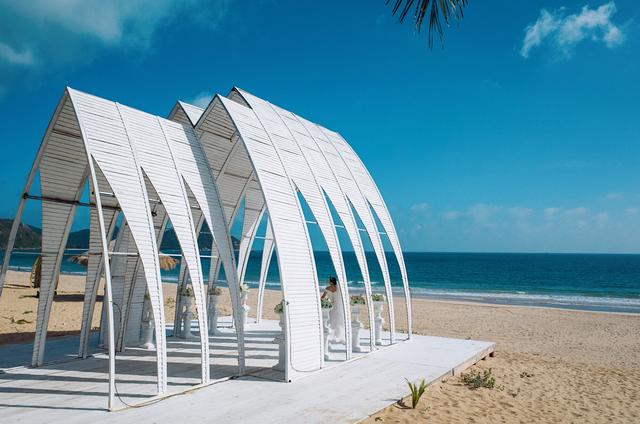 三亚蜈支洲岛好玩吗，三亚蜈支洲岛可以玩什么（三亚旅游不可错过的3个景点）