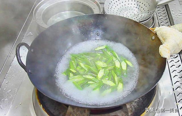 秋葵炒肉的做法，家常小菜谱秋葵炒肉（怎么做出地道地秋葵小炒肉）