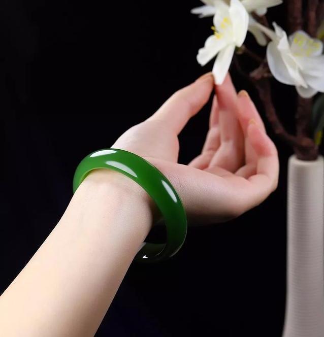 女人戴玉镯的禁忌，玉手镯佩戴有什么讲究和禁忌