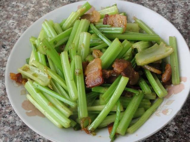 芹菜炒多久能熟，没有过水的芹菜一般炒几分钟熟（千万不要直接下锅炒）