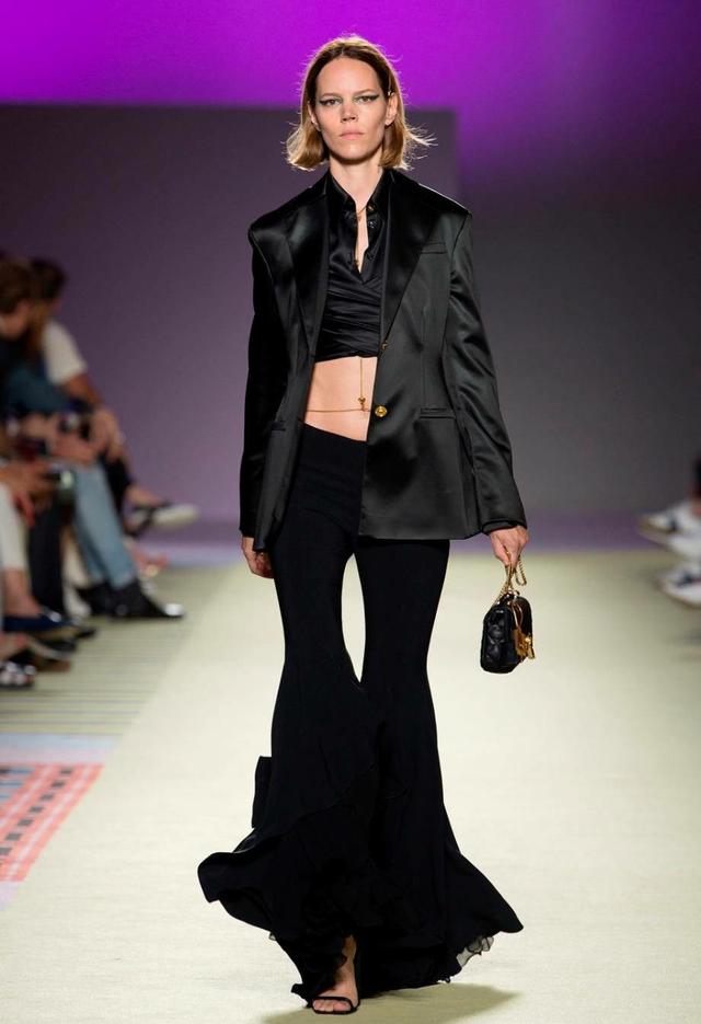 喇叭裤又成时尚界宠儿，喇叭裤怎么穿高级感