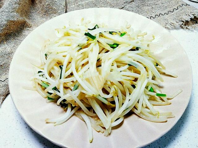 绿豆芽怎么炒好吃，清炒绿豆芽怎么炒好吃又简单窍门（夏天炒绿豆芽、一定要加点它）