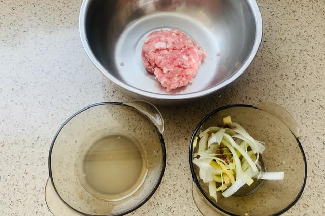 饺子馅怎么调才好吃，正宗饺子馅怎么调最好吃（饺子馆的馅料真正调制顺序是怎样的）
