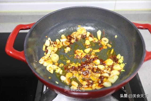 花蛤怎么炒又嫩又香，10分钟上桌鲜美滑嫩