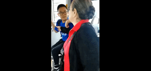 容嬷嬷李明启罕见近况曝光，86岁“容嬷嬷”李明启逛菜市场