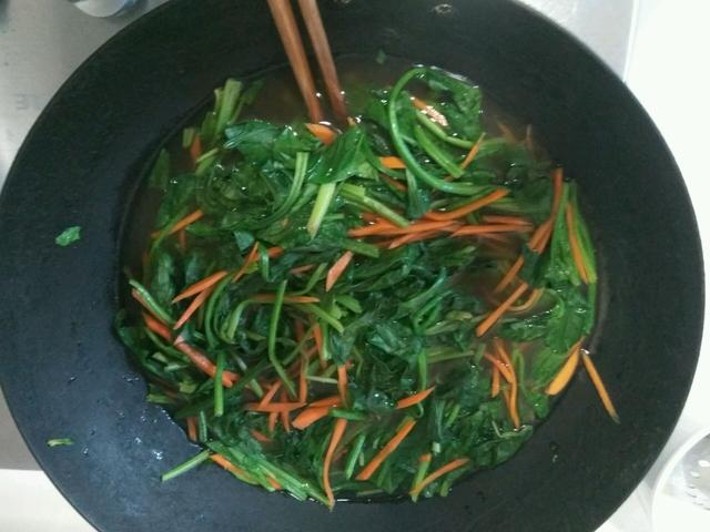 凉拌菠菜花生米，花生米和菠菜怎样凉拌好吃（教你做成夏季开胃凉拌菜）