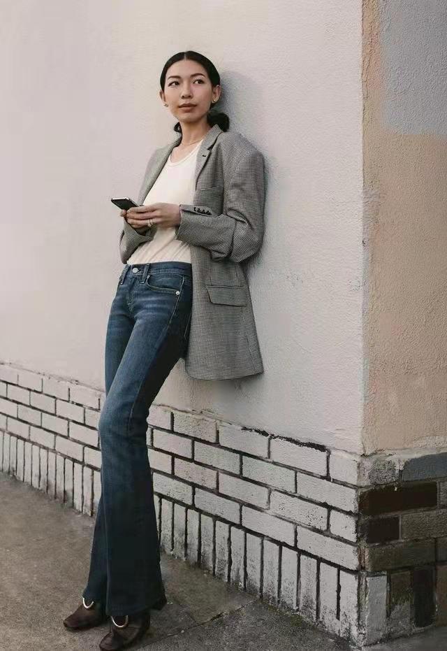 今年春天喇叭裤怎么穿才时髦，今年“封神”的喇叭裤更香