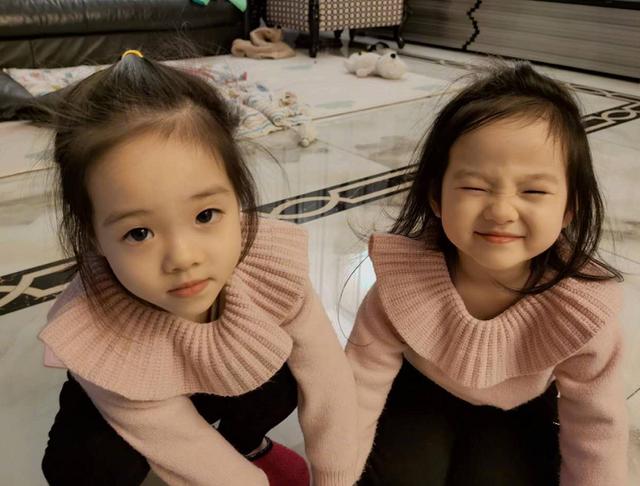 杨云晒三宝贝近照，10岁杨阳洋公主抱妹妹