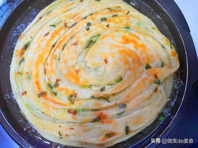 千层葱油饼怎么做又软又好吃窍门，用这个方法做千层油饼太香了