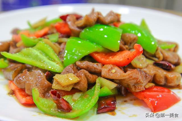 尖椒爆肥肠正宗做法，大家爱的的川菜：尖椒爆肥肠