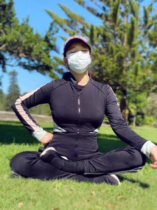 65歲劉曉慶身材依舊苗條！穿糖果色西裝搭牛仔褲，時髦又十分減齡 娛樂八卦吃瓜 第5张