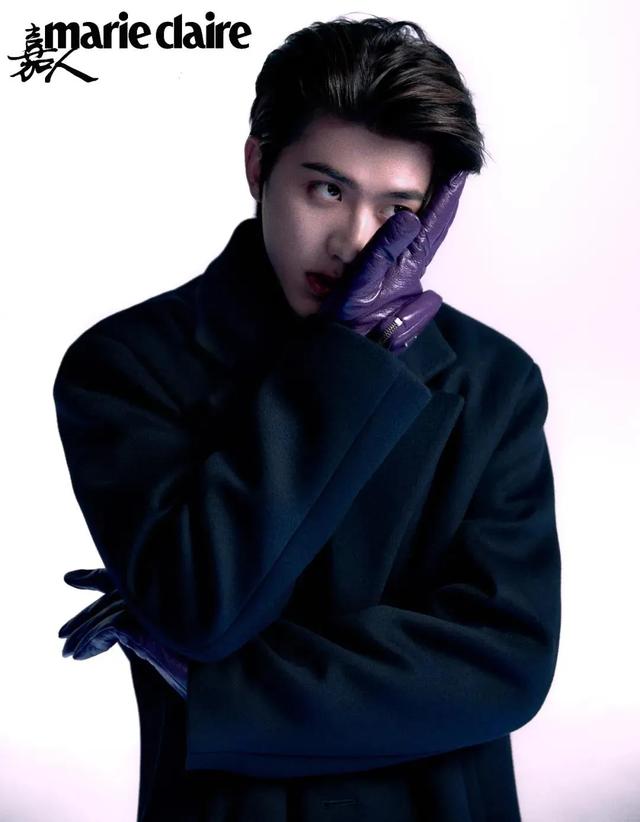 李宇春女装图片，李宇春穿搭卫衣（时尚大片红黑榜）