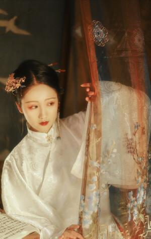 无言独上西楼，无言独上西楼月如钩