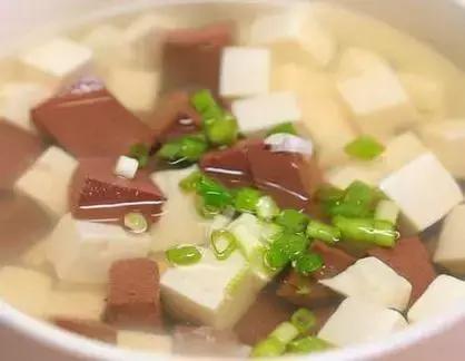 鸭血怎么做好吃，鸭血如何做才能好吃（厨师长教你家常烧鸭血做法）