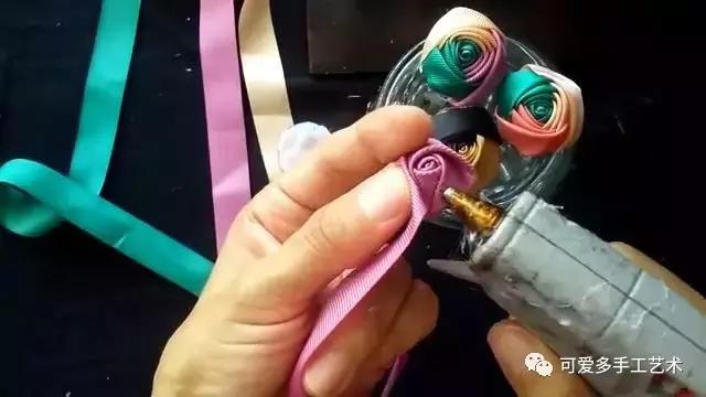三色丝带玫瑰花朵做法大全，浪漫酷炫的三色丝带玫瑰