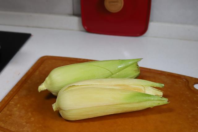 玉米煮多少分钟就可以吃了，煮玉米需要煮多久才能鲜嫩可口（玉米怎么煮，玉米需要煮多久）