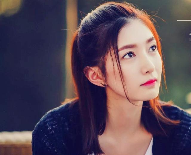 江疏影跟胡歌合照素颜，三十而已江疏影坎坷感情史