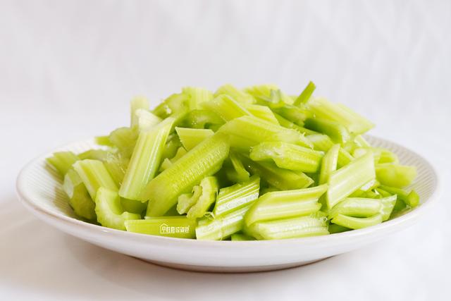 芹菜木耳做法大全家常窍门，芹菜和木耳搭配