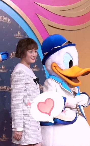 孙俪出席活动近照黑白裙，38岁孙俪扮嫩翻车