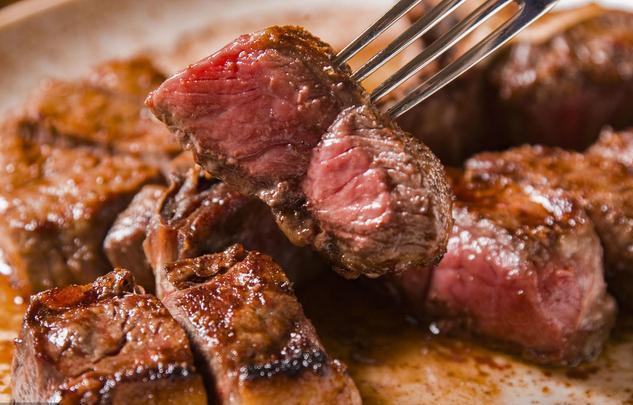 牛排用什么锅煎比较好吃，牛排不要直接放在锅里煎了