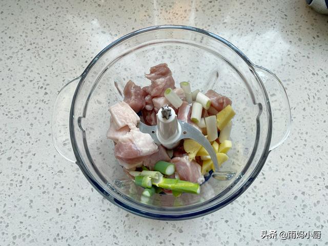 芹菜馅饺子怎么做，芹菜馅饺子怎么做好吃窍门（调饺子馅牢记“3放2不放”）