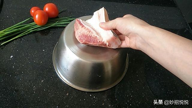 猪肉解冻最快的方法，怎样解冻猪肉时间短速度快（10分钟快速解冻猪肉的方法）
