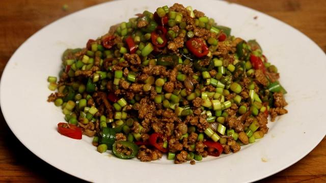 炒蒜苔用焯水吗，炒蒜苔时要不要先焯水（炒蒜苔最忌焯水和直接炒）
