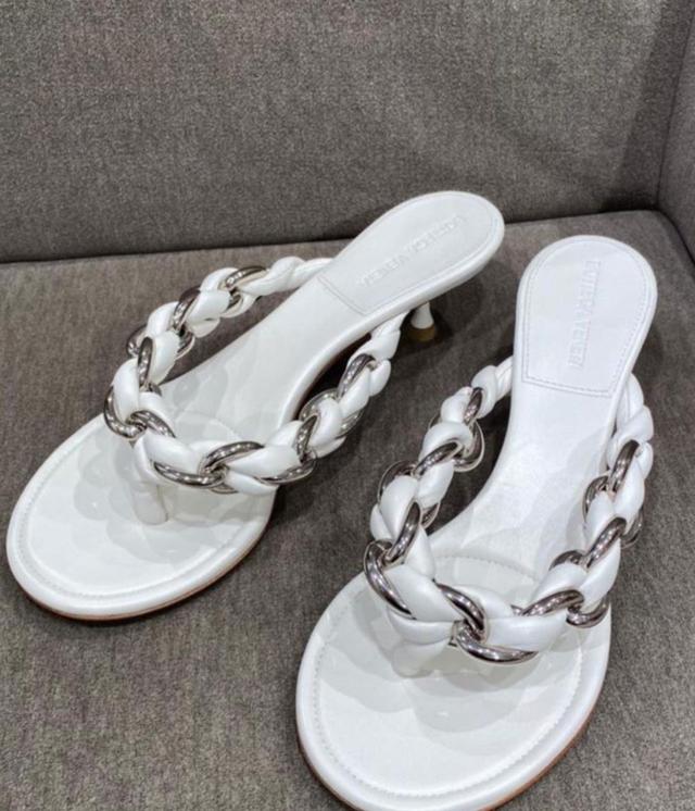 细跟的高跟鞋穿搭，今年的时髦高跟鞋都在这儿了