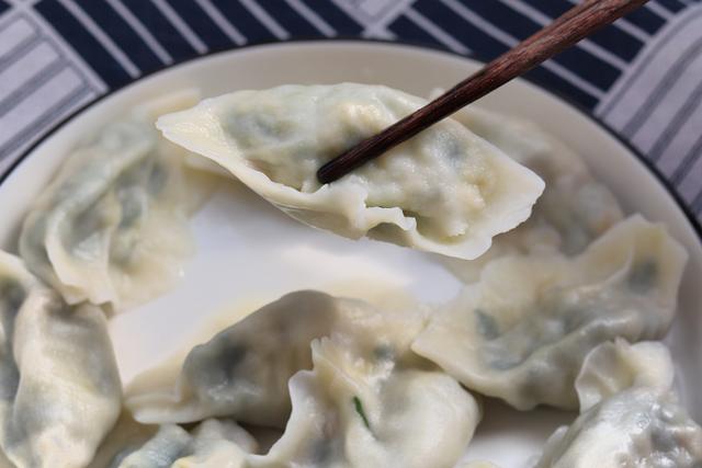 鸡蛋韭菜馅怎么调，怎样调韭菜鸡蛋馅好吃放调料（调料宜少不宜多）