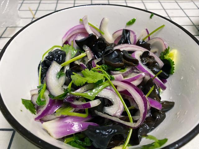 凉拌木耳洋葱做法简单清爽开胃，秋日必备爽口小菜