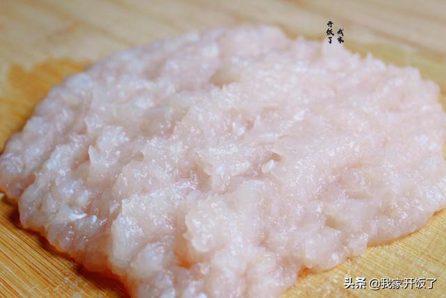 手工鱼丸怎么做，跟大厨学做手打鱼丸（手工鱼丸的做法最正宗的做法）
