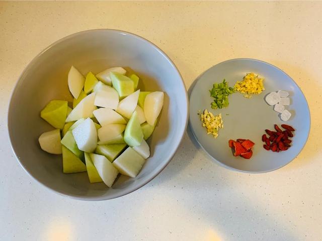 青萝卜的家常做法简单，青萝卜这样做最好吃