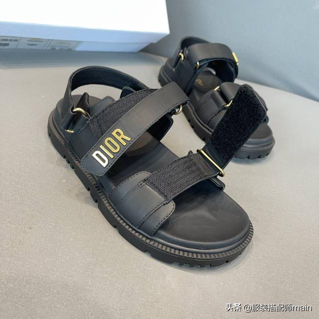 最好穿的粗跟凉鞋推荐，这4双大牌老爹凉鞋看着平平无奇