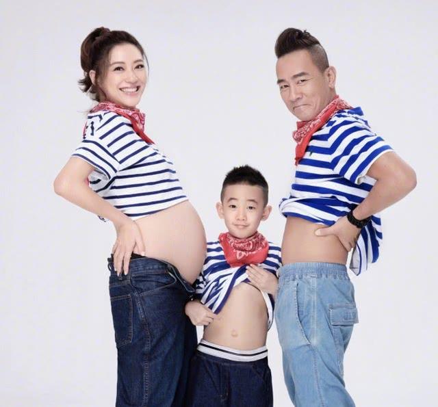 應采兒生完二胎後曬照，小兒子睡哥哥以前的嬰兒車，明星也節儉？ 娛樂八卦吃瓜 第3张