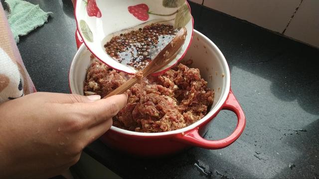 芹菜牛肉水饺如何调馅，牛肉饺子馅怎么调才能鲜嫩（这样做牛肉芹菜饺子）