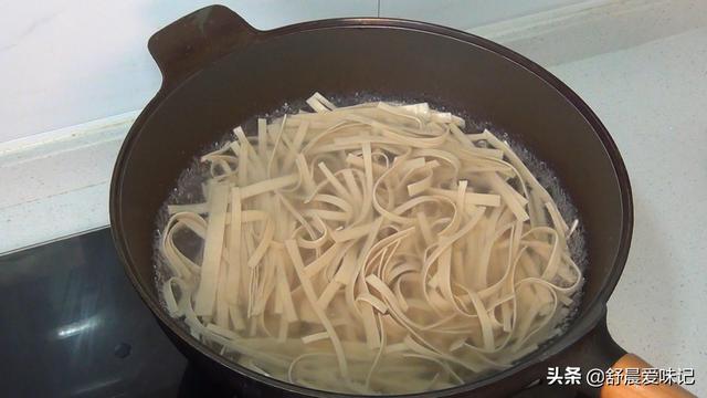 炒干豆腐的做法，怎样炒干豆腐好吃又简单（快手家常菜，芹菜炒豆腐干）