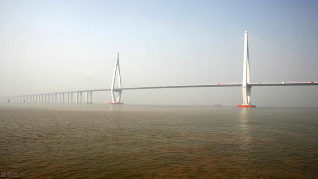 大陆到海南有跨海大桥吗，一直不修跨海大桥是因为没钱了吗