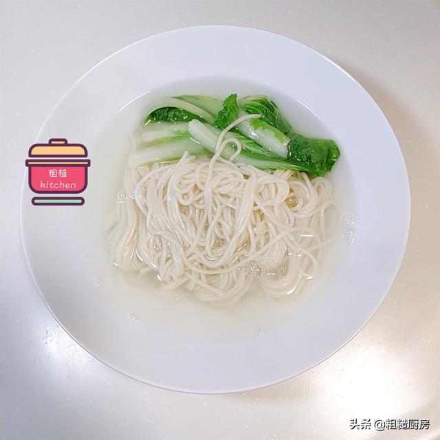 香菇鸡肉面的做法，1把面条1块鸡肉3颗香菇
