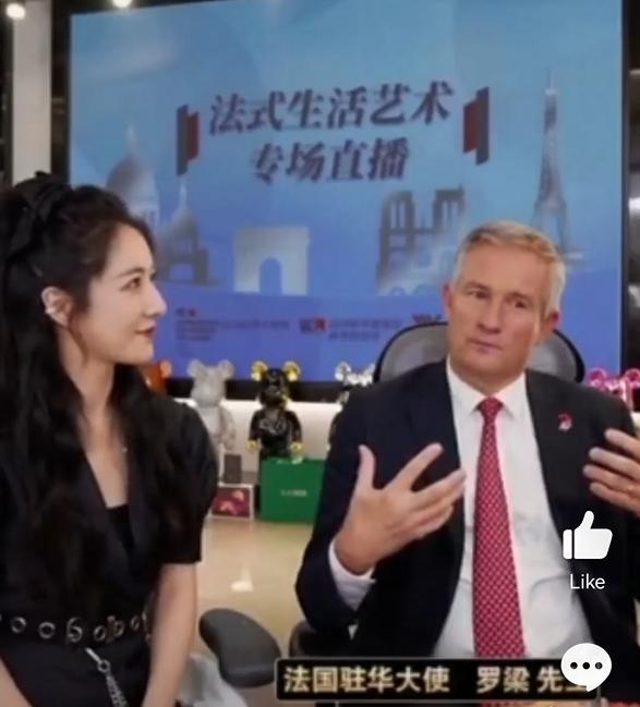 薇娅穿过的衣服，戴两枚戒指笑容灿烂