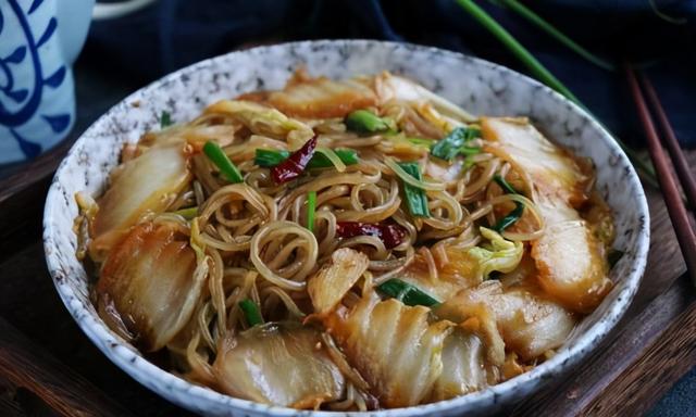 白菜炒粉条的做法最正宗的做法，大白菜炒粉条这么做