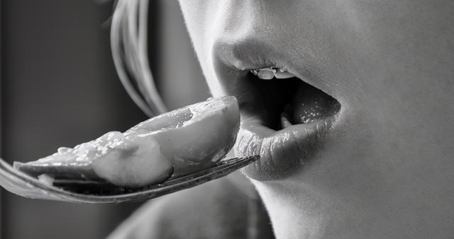 漱口水什么时候用，漱口水一般在什么时候用（食盐水早晚漱口并用棉签擦拭鼻腔）