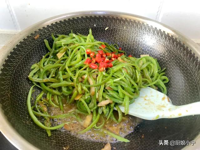 焯过水的豆角怎么做好吃，豆角焯水之后怎么炒好吃（豆角最好吃的做法）