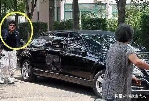 朱时茂春晚最新消息，与旗袍美女饮酒红光满面